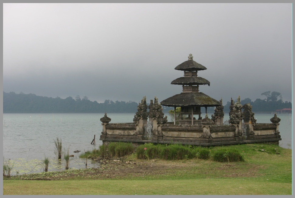  Toujours le mme temple sur le lac Bratan